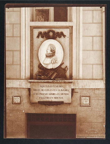 Placa conmemorativa de Cervantes realizada por Esteban de Ágreda 